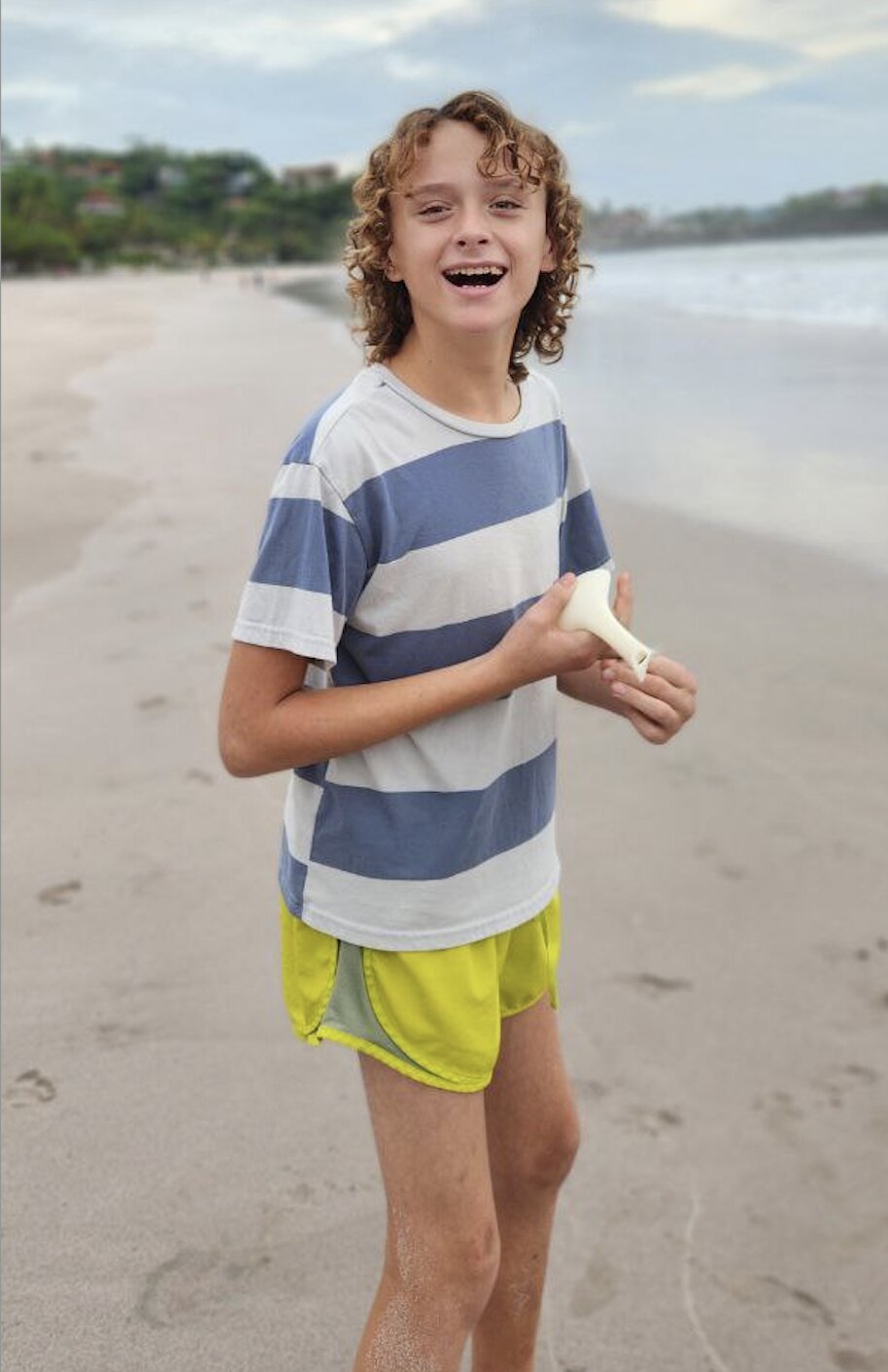 Олежка смеётся на берегу моря